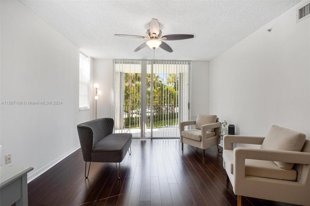 Active With Contract: $2,200 (1 beds, 1 baths, 743 Square Feet)