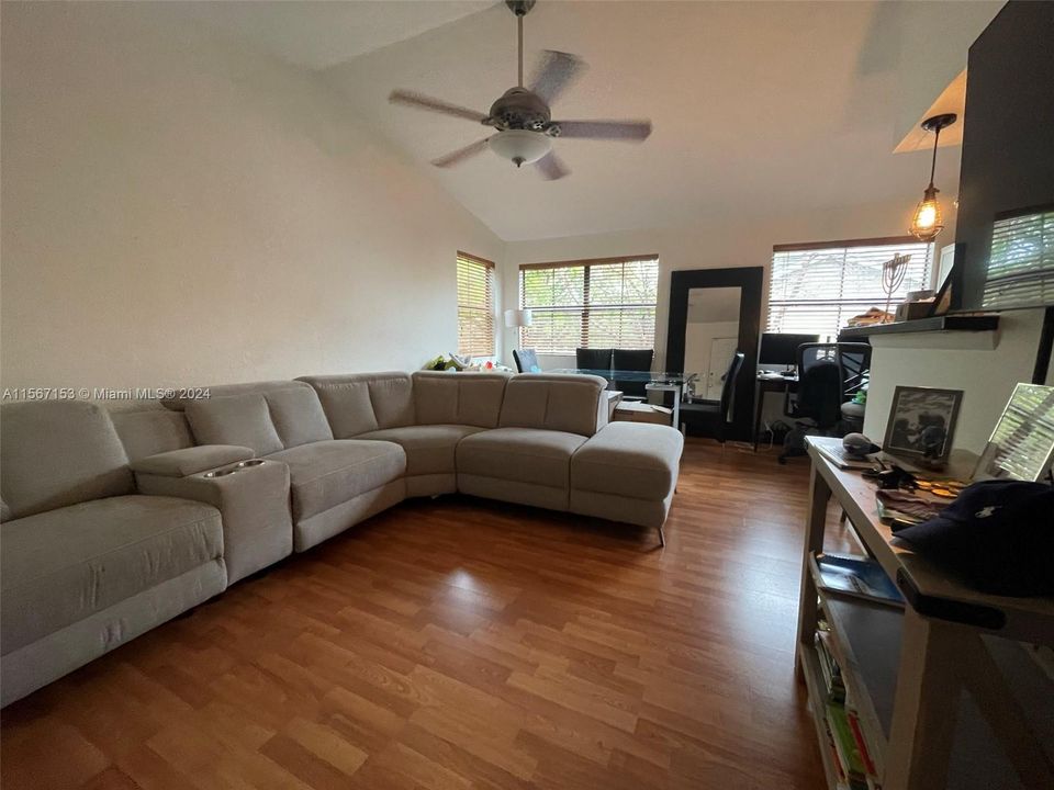 Active With Contract: $2,100 (1 beds, 1 baths, 651 Square Feet)