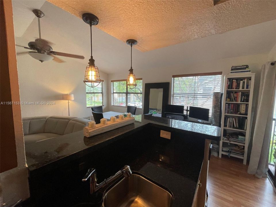 Active With Contract: $2,100 (1 beds, 1 baths, 651 Square Feet)