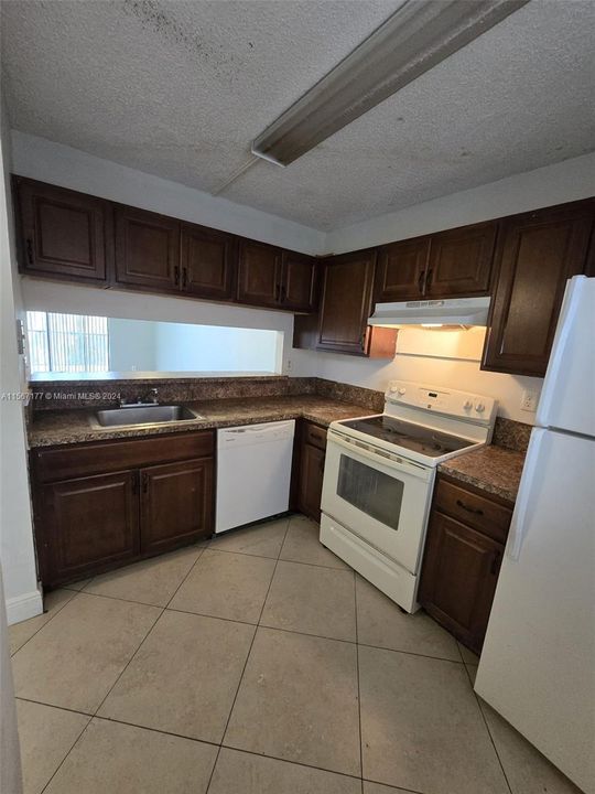 For Rent: $2,200 (2 beds, 2 baths, 820 Square Feet)