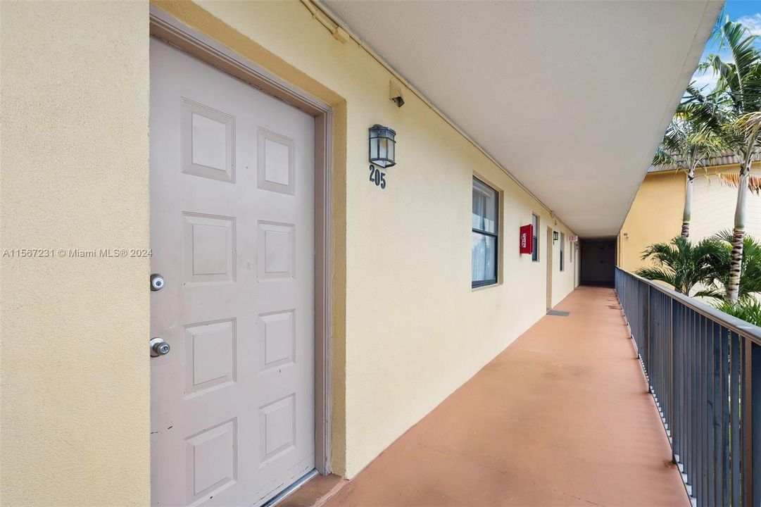 For Sale: $244,999 (2 beds, 2 baths, 840 Square Feet)