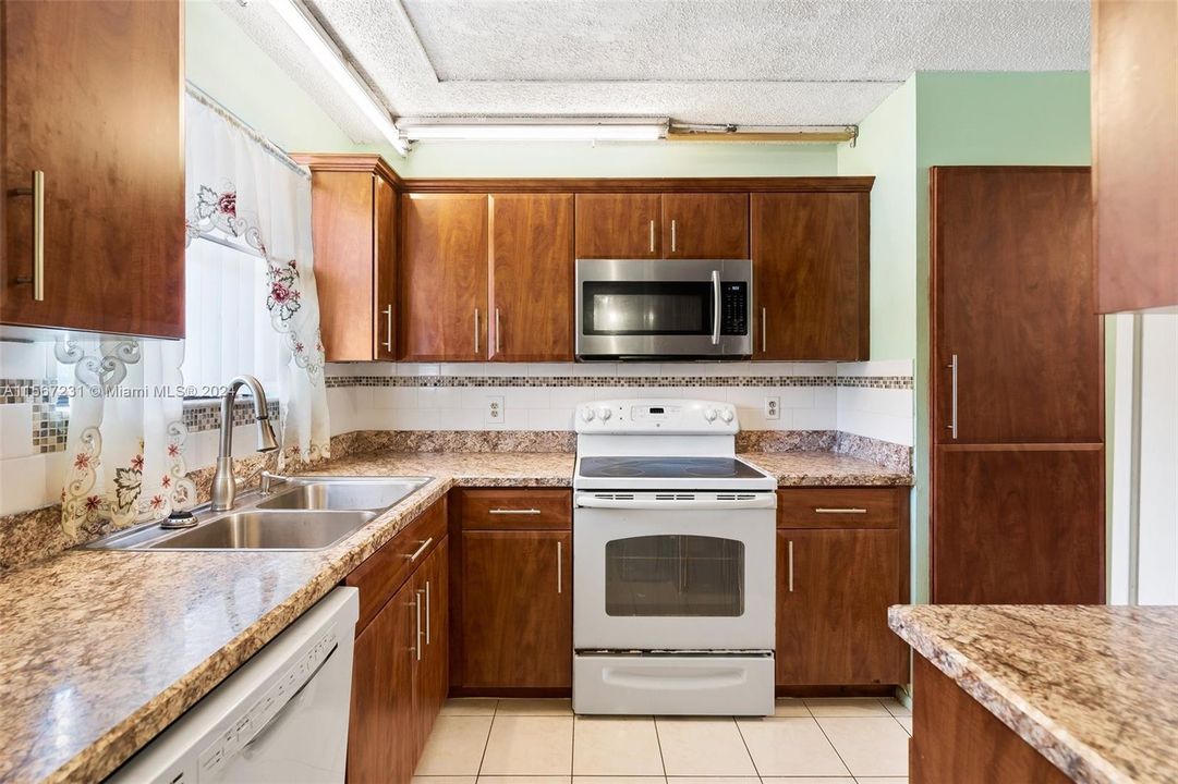 For Sale: $244,999 (2 beds, 2 baths, 840 Square Feet)