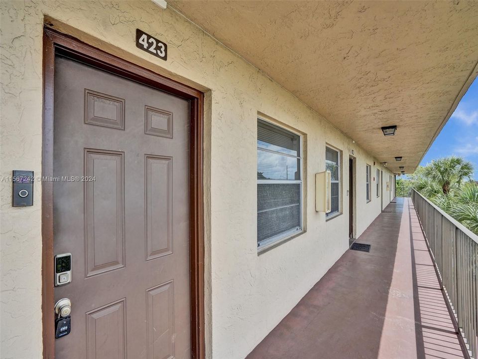 For Sale: $149,000 (2 beds, 2 baths, 1002 Square Feet)
