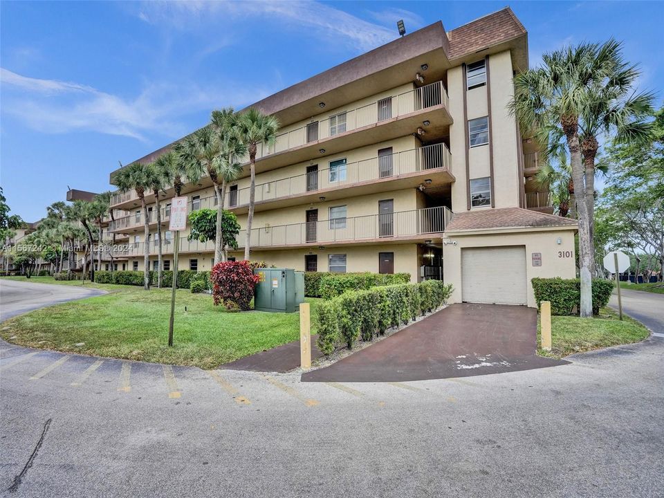 Active With Contract: $149,000 (2 beds, 2 baths, 1002 Square Feet)