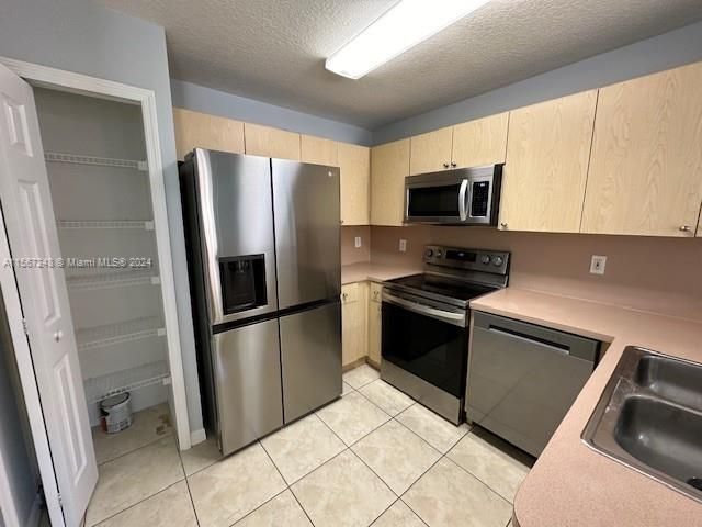 Active With Contract: $2,580 (2 beds, 2 baths, 980 Square Feet)