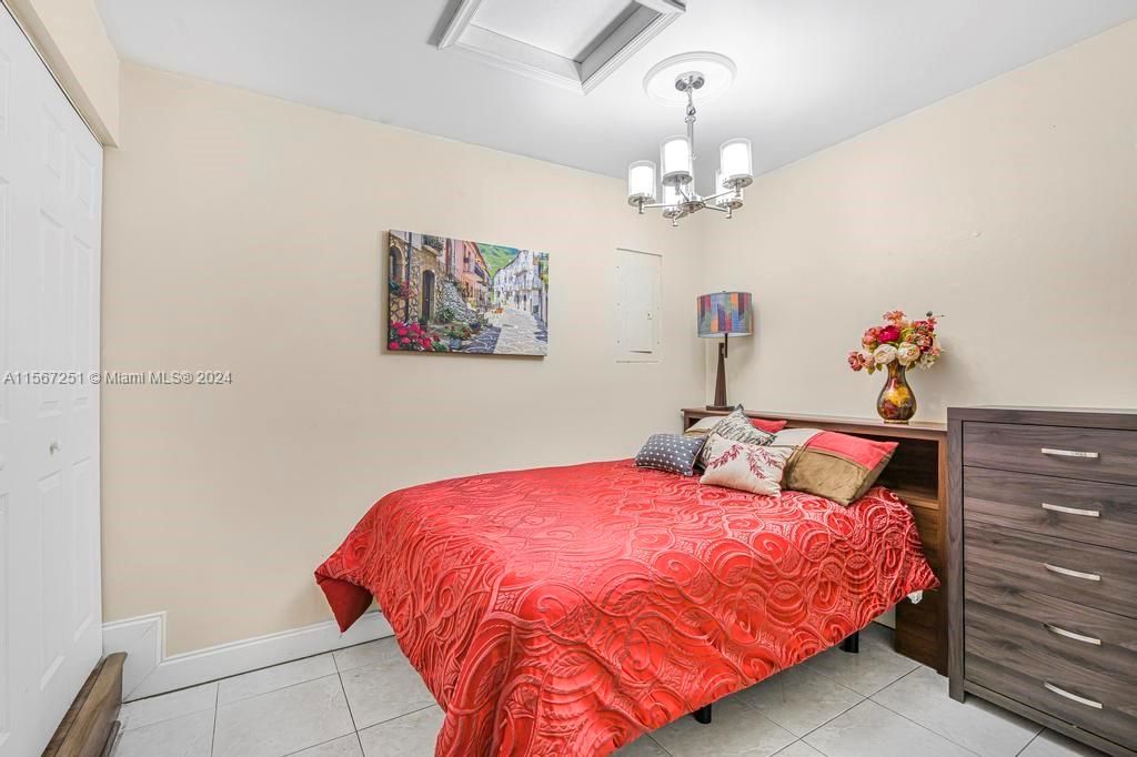 For Sale: $500,000 (2 beds, 2 baths, 959 Square Feet)