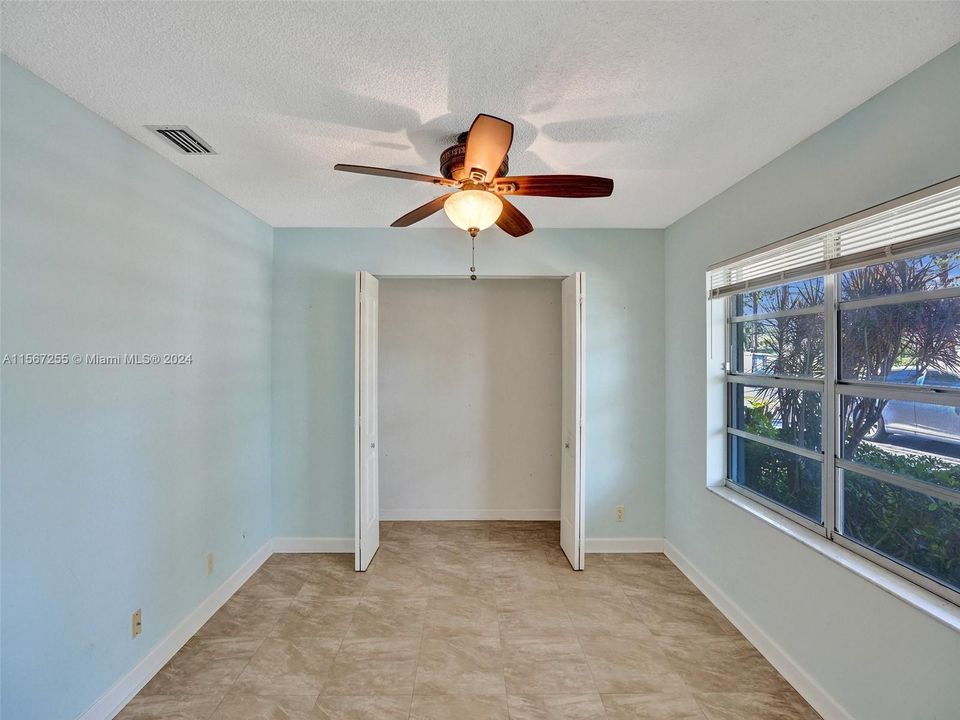 For Sale: $169,000 (2 beds, 1 baths, 938 Square Feet)