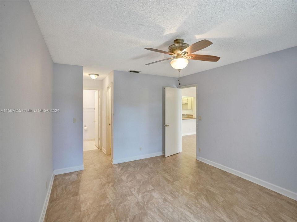 For Sale: $179,000 (2 beds, 1 baths, 938 Square Feet)