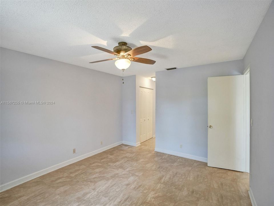 For Sale: $169,000 (2 beds, 1 baths, 938 Square Feet)