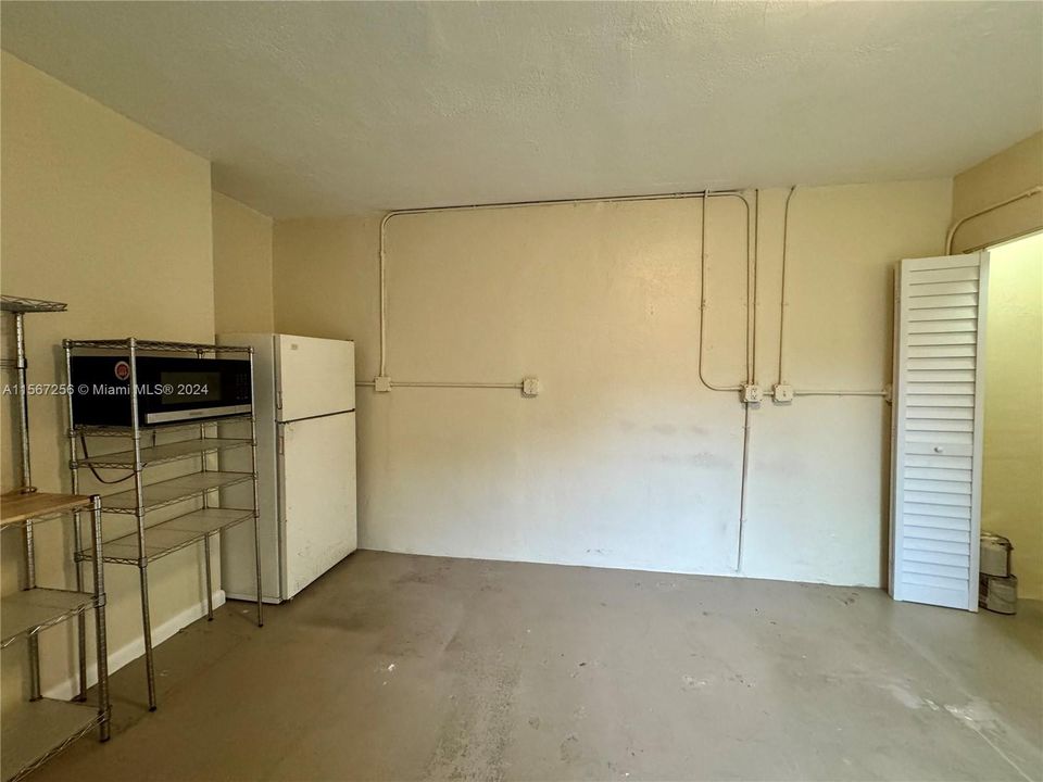 For Rent: $1,100 (0 beds, 1 baths, 1450 Square Feet)