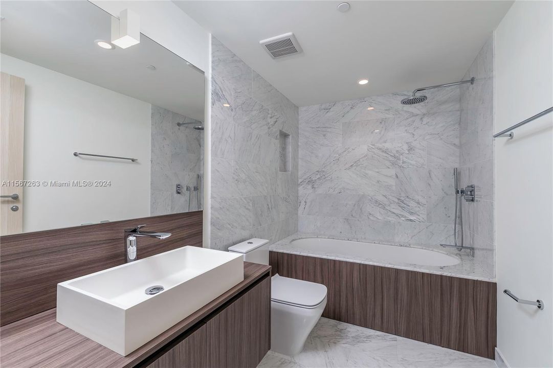 Active With Contract: $4,350 (1 beds, 1 baths, 737 Square Feet)