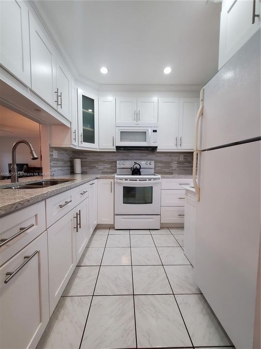 For Sale: $180,000 (2 beds, 2 baths, 944 Square Feet)