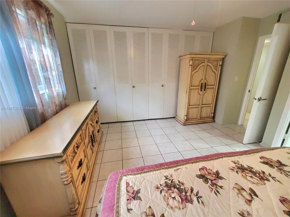For Sale: $180,000 (2 beds, 2 baths, 944 Square Feet)