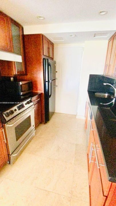 For Sale: $220,000 (1 beds, 1 baths, 861 Square Feet)