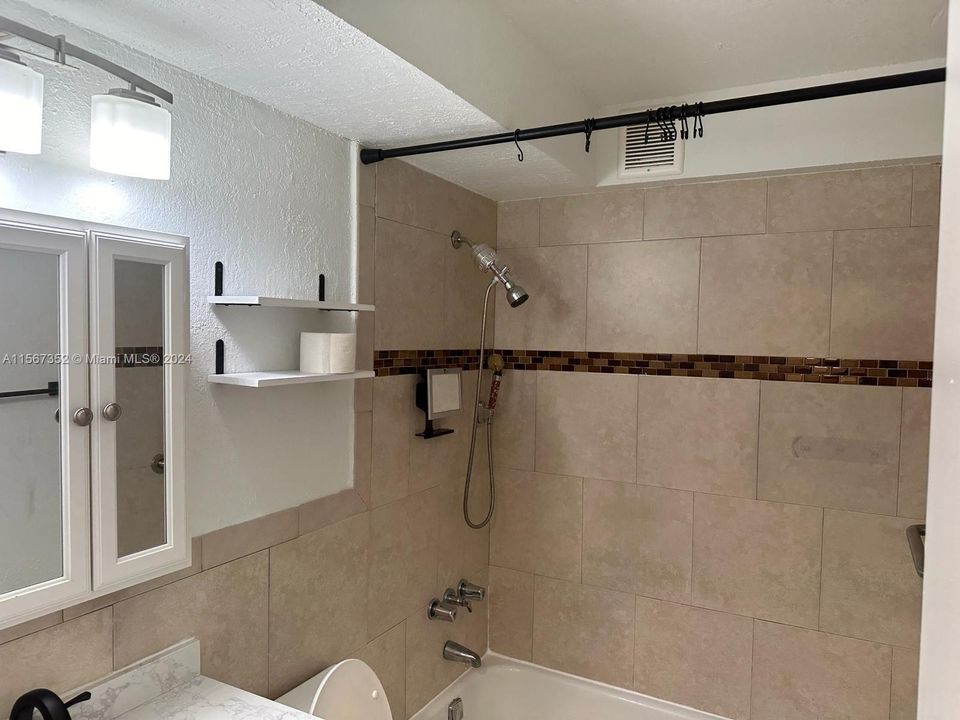 Недавно арендовано: $2,200 (2 спален, 1 ванн, 670 Квадратных фут)
