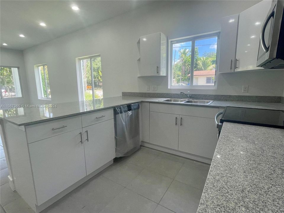 Recently Rented: $3,200 (3 beds, 2 baths, 1227 Square Feet)