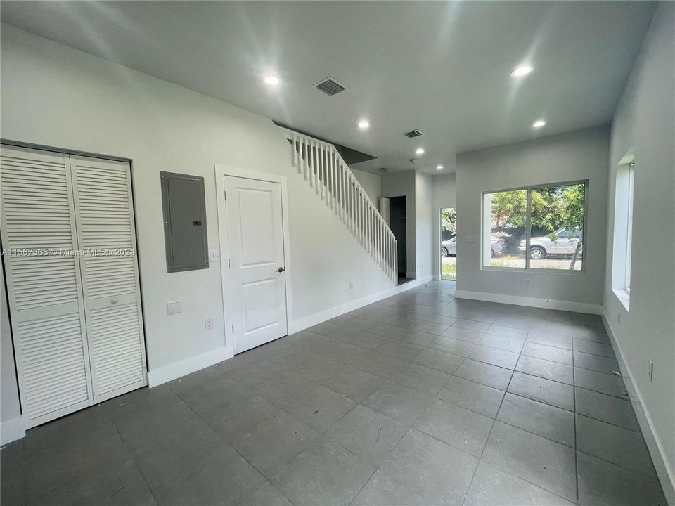 Recently Rented: $3,200 (3 beds, 2 baths, 1227 Square Feet)