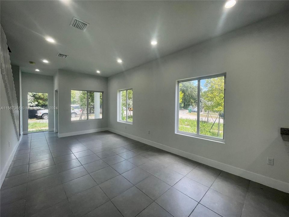 Recently Rented: $3,200 (3 beds, 2 baths, 1227 Square Feet)