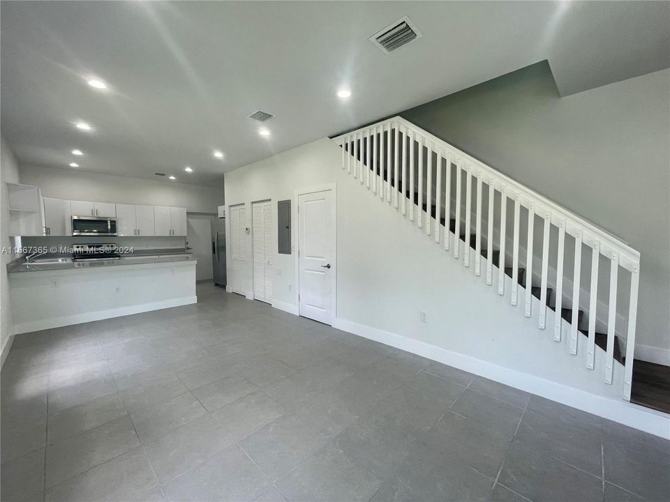 Recently Rented: $3,200 (3 beds, 2 baths, 1227 Square Feet)