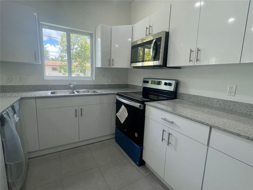Recently Rented: $3,200 (3 beds, 2 baths, 1227 Square Feet)