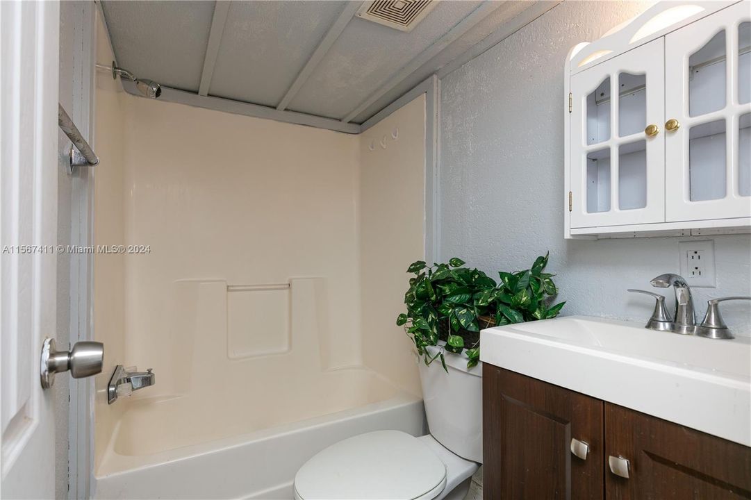待售: $1,600,000 (3 贝兹, 2 浴室, 1832 平方英尺)