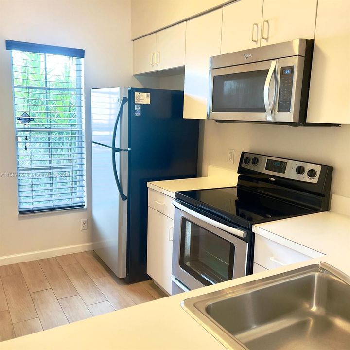 For Rent: $2,700 (2 beds, 1 baths, 960 Square Feet)