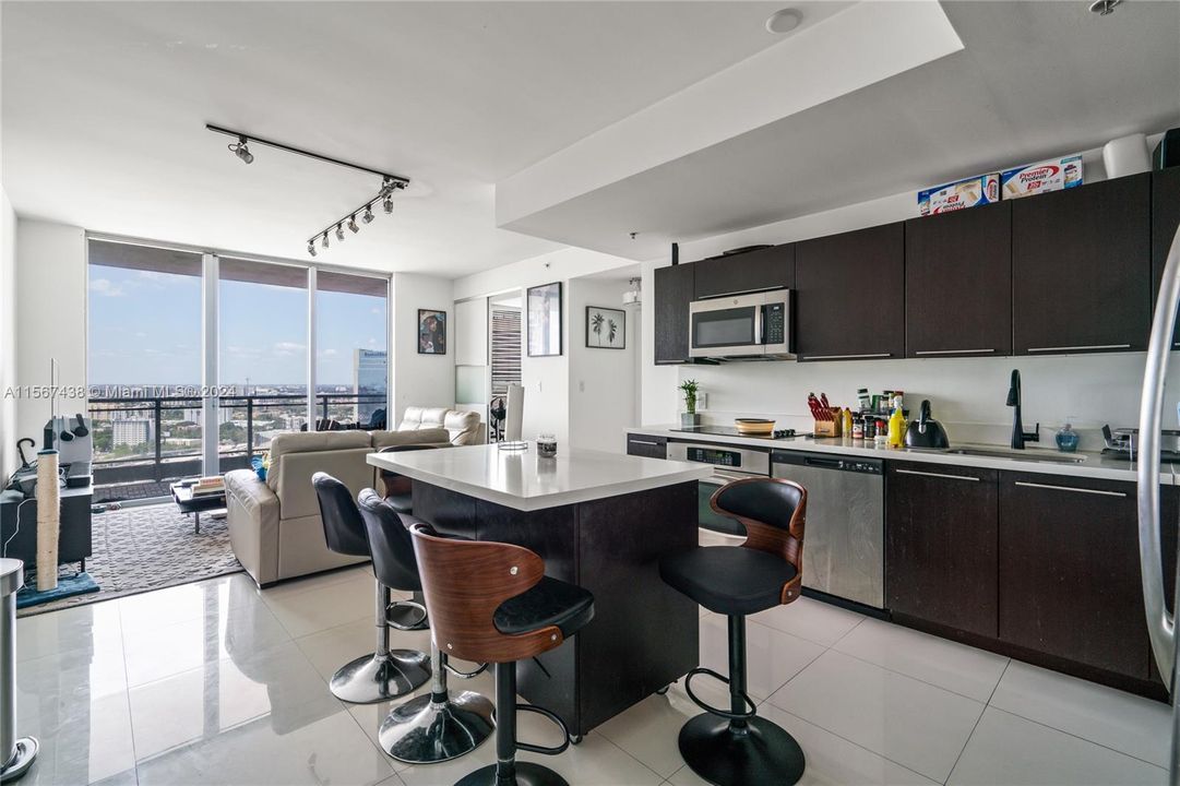 For Sale: $579,000 (2 beds, 2 baths, 1087 Square Feet)
