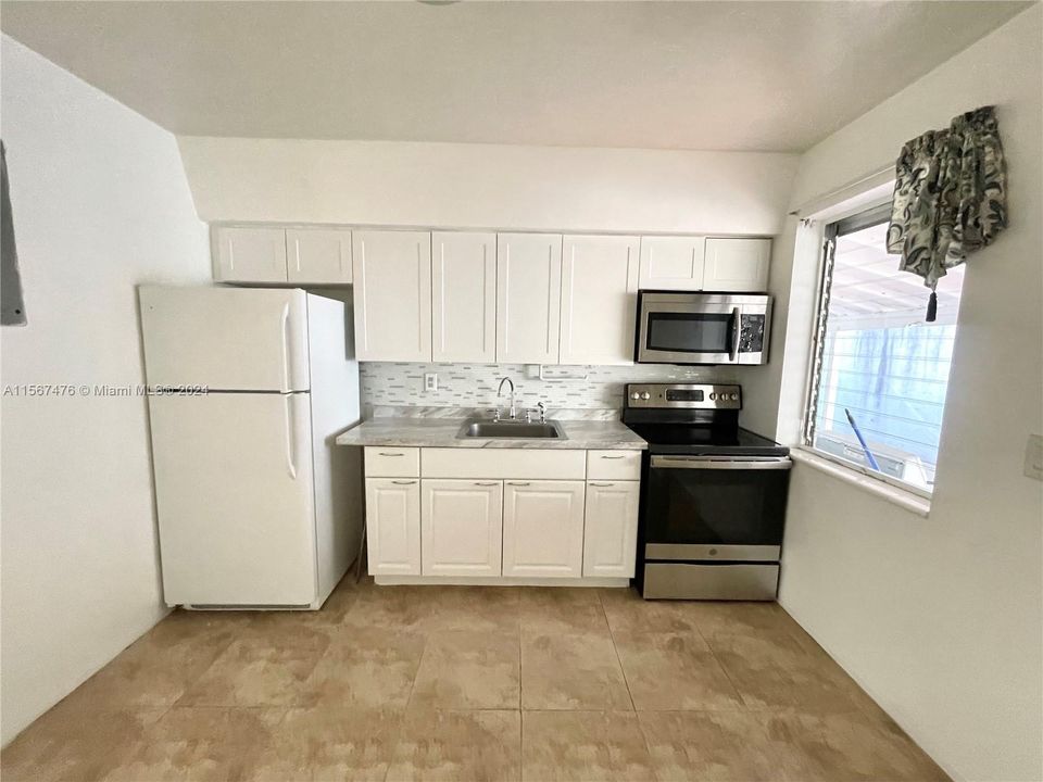 For Rent: $2,300 (2 beds, 1 baths, 900 Square Feet)