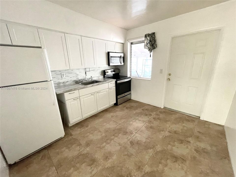 For Rent: $2,300 (2 beds, 1 baths, 900 Square Feet)