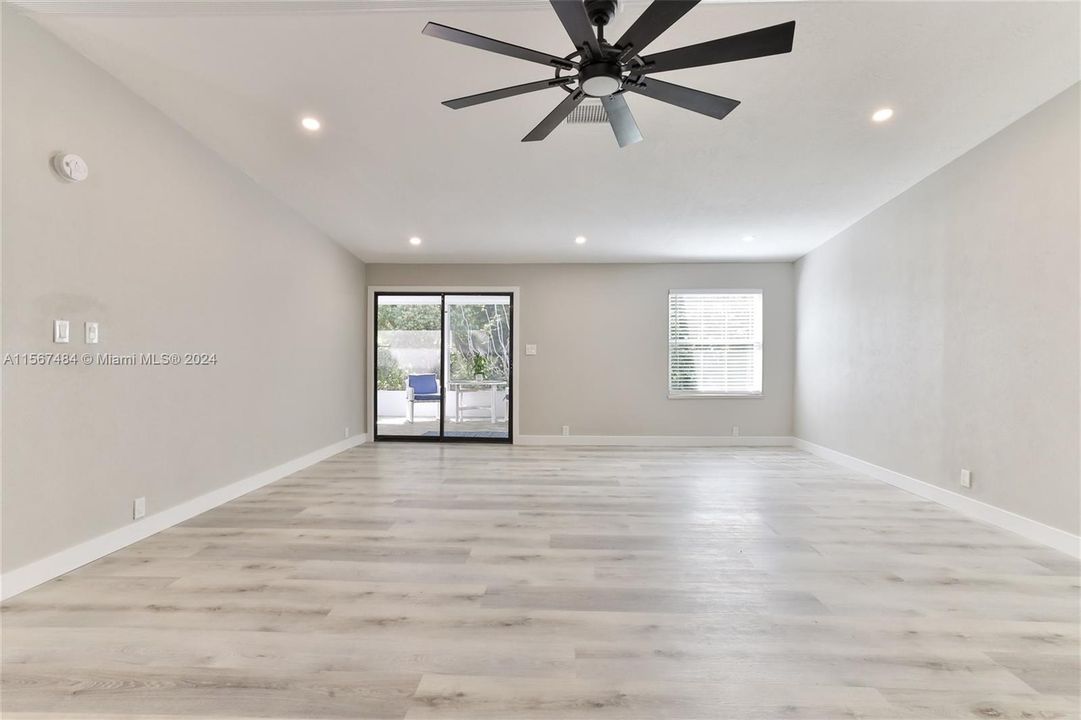 For Sale: $324,900 (3 beds, 2 baths, 1475 Square Feet)