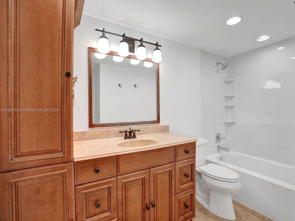 Large, tastefully updated full bathroom