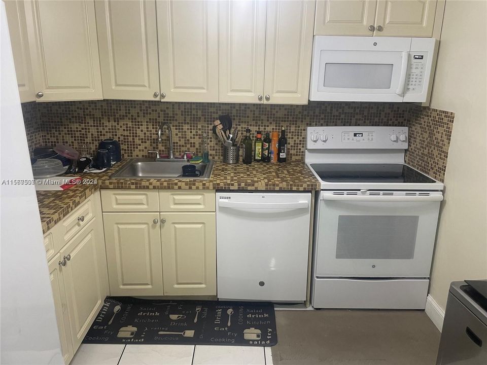 For Rent: $2,300 (2 beds, 2 baths, 1040 Square Feet)