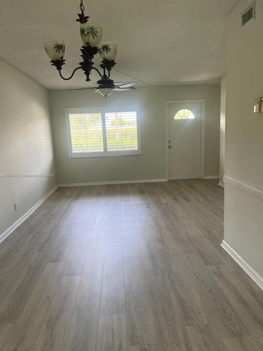 Active With Contract: $160,000 (1 beds, 1 baths, 735 Square Feet)