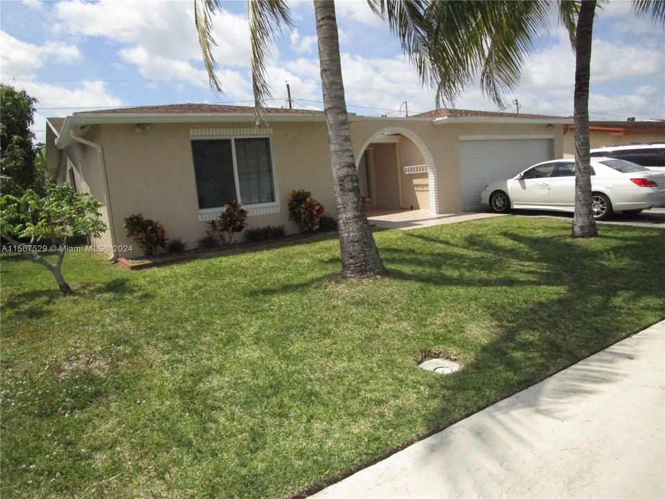 Recently Sold: $545,000 (4 beds, 3 baths, 1569 Square Feet)