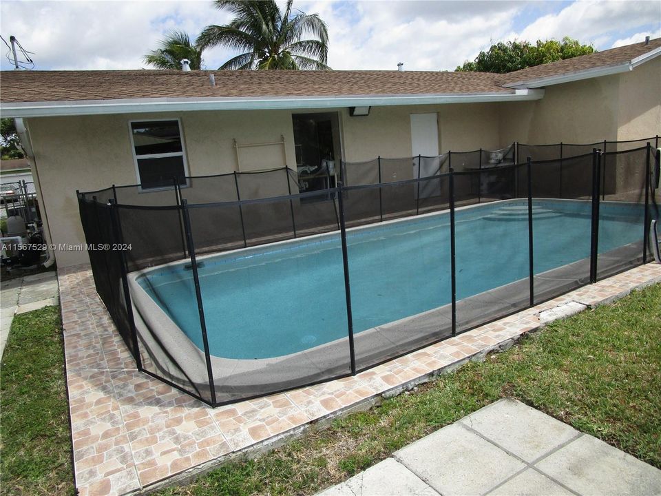 Recently Sold: $545,000 (4 beds, 3 baths, 1569 Square Feet)