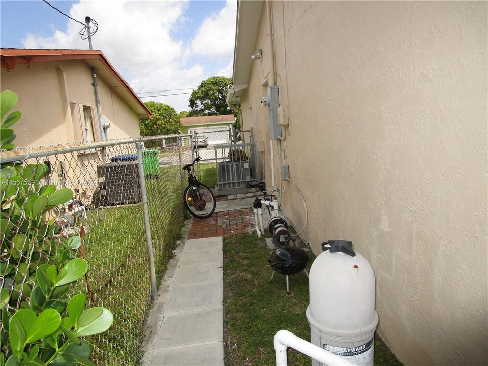 Recently Sold: $545,000 (4 beds, 3 baths, 1569 Square Feet)