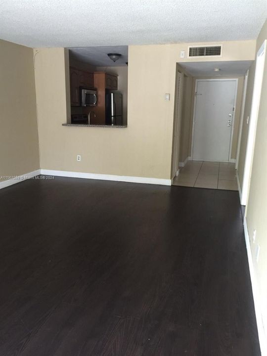 For Sale: $150,000 (1 beds, 1 baths, 826 Square Feet)