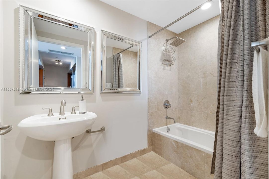待售: $990,000 (1 贝兹, 2 浴室, 1293 平方英尺)