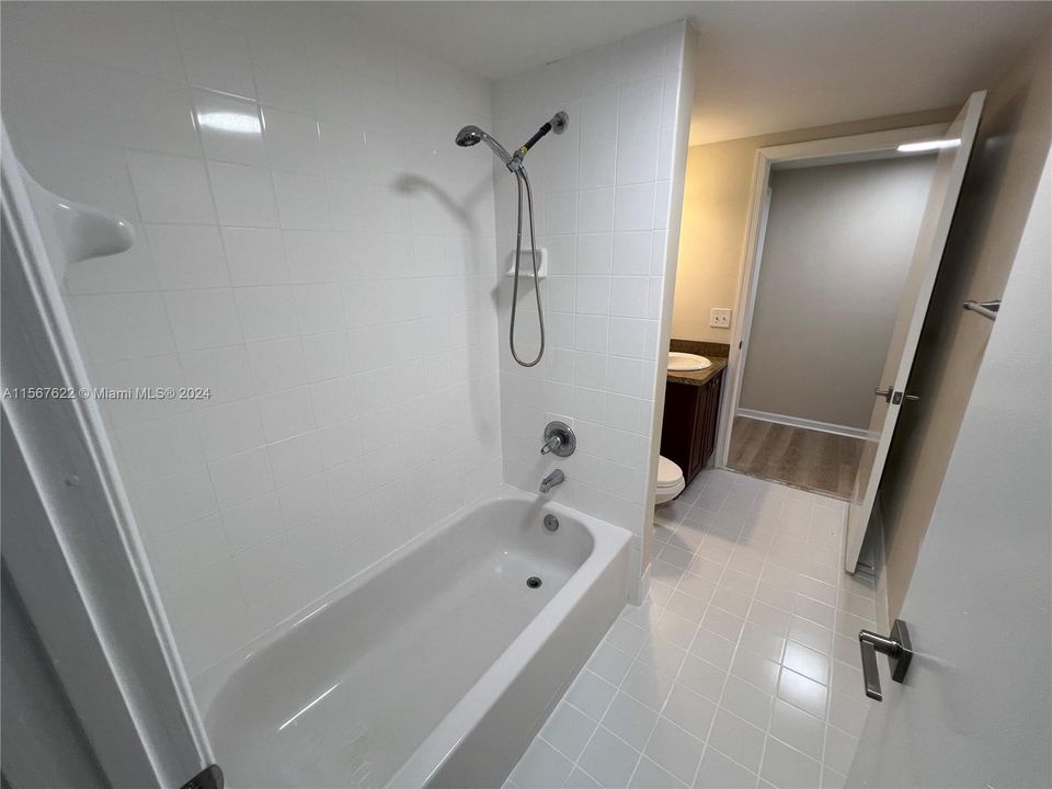 合同活跃: $2,150 (2 贝兹, 2 浴室, 942 平方英尺)