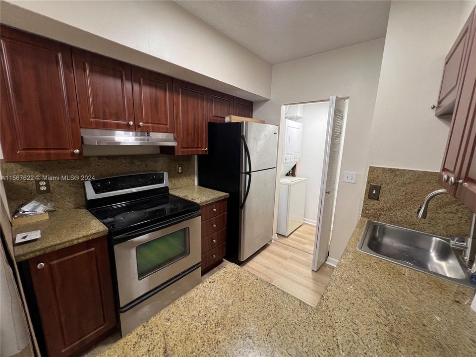 Active With Contract: $2,150 (2 beds, 2 baths, 942 Square Feet)
