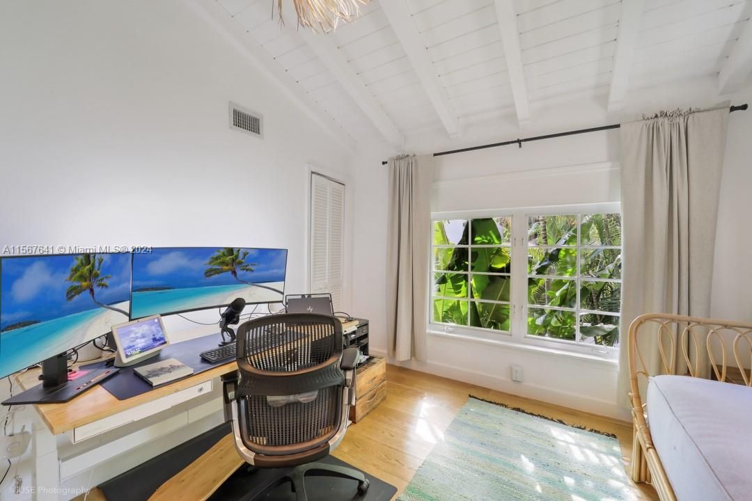 Active With Contract: $2,900,000 (4 beds, 3 baths, 2986 Square Feet)