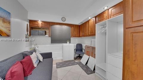 For Sale: $385,000 (1 beds, 2 baths, 1075 Square Feet)