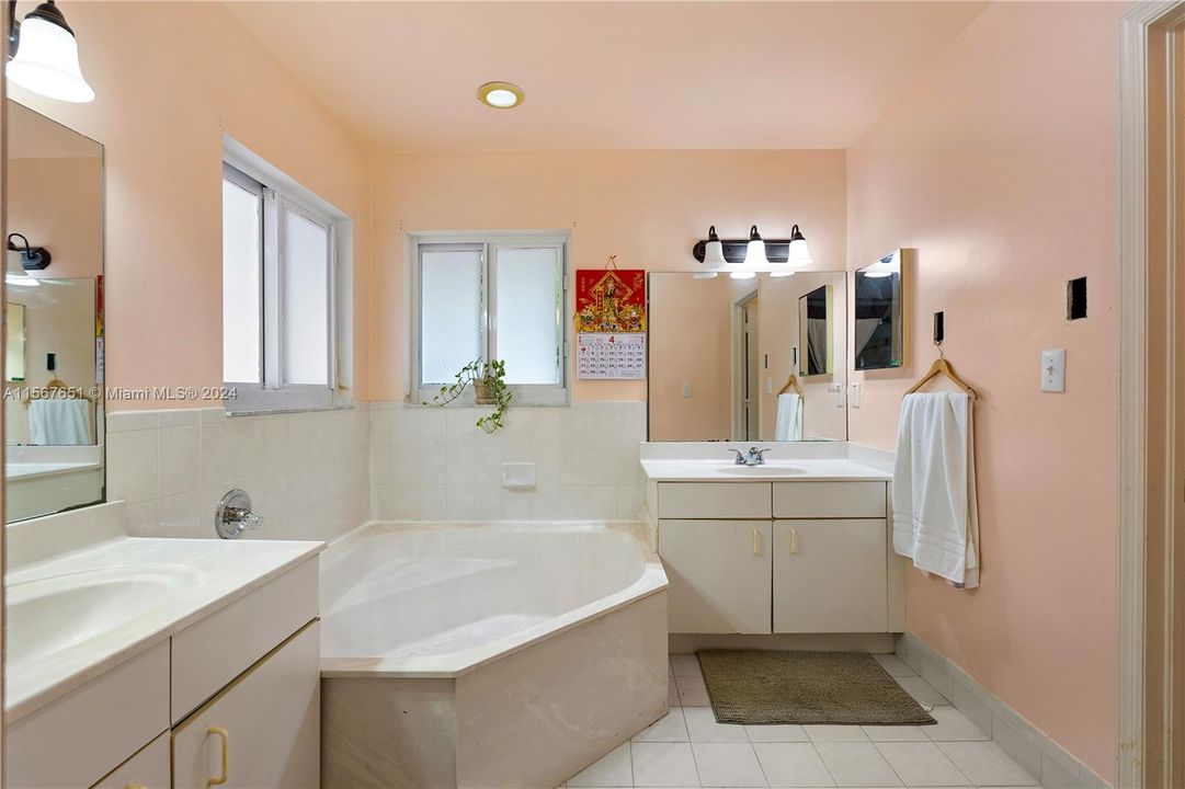 最近售出: $670,000 (3 贝兹, 2 浴室, 1684 平方英尺)