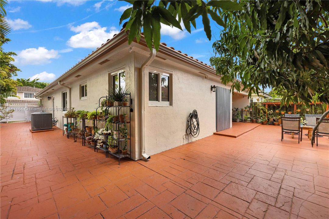 Recently Sold: $670,000 (3 beds, 2 baths, 1684 Square Feet)