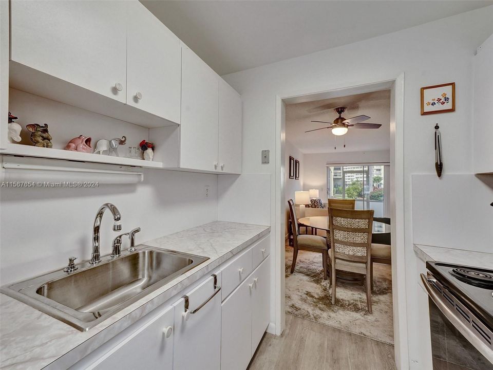 Active With Contract: $240,000 (1 beds, 1 baths, 890 Square Feet)
