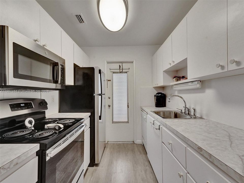 Active With Contract: $240,000 (1 beds, 1 baths, 890 Square Feet)