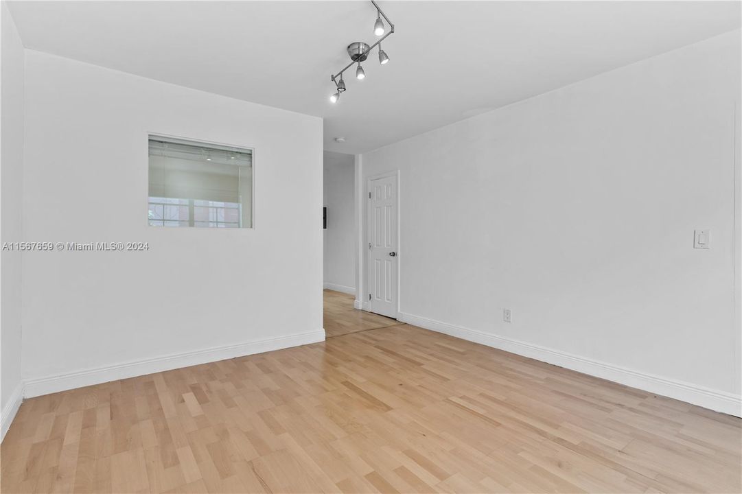 For Sale: $225,000 (1 beds, 1 baths, 400 Square Feet)