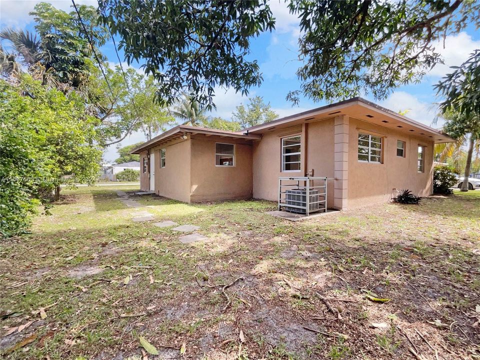 Active With Contract: $515,000 (3 beds, 2 baths, 1385 Square Feet)