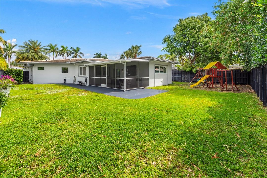 Active With Contract: $5,990 (3 beds, 2 baths, 1462 Square Feet)