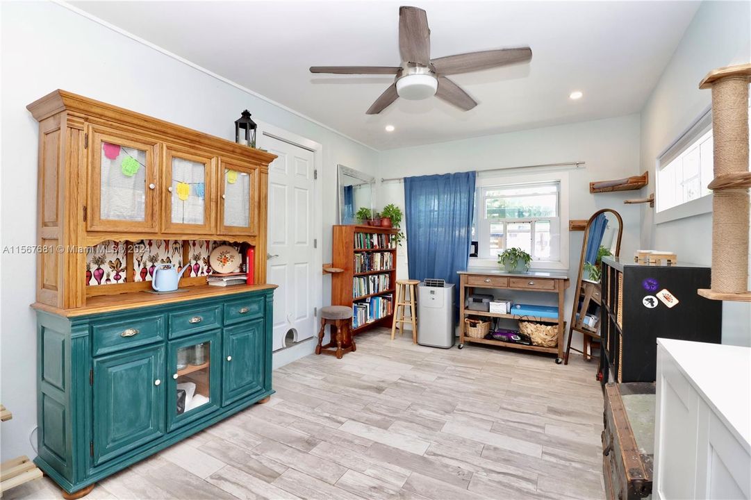 Active With Contract: $435,000 (3 beds, 2 baths, 1032 Square Feet)